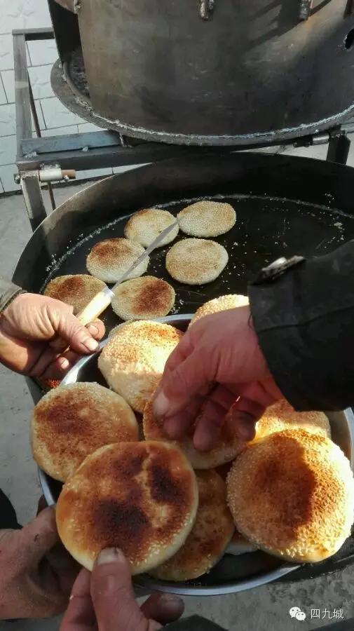 八种,麻酱烧饼,马蹄烧饼,吊炉烧饼,螺丝转烧饼,油酥火烧,糖火烧,豆馅