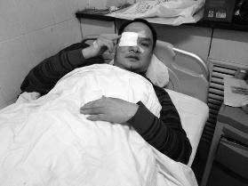 华商报讯(记者 王斌 实习生 杨筱涵)飞身跃车缉拿吸毒者时受伤,血流满面之下仍死死按住对方,直到配合同事将其抓获后,才自行前往医院治疗。日前,安康一位民警的英勇行为赢得不少网友点赞。“眼睑周围缝了23针,受伤的部位要是偏个几厘米,可能眼睛就保不住了。”对此,主治医生也不禁为他捏了一把汗。