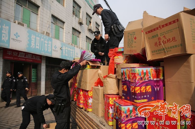藏匿烟花爆竹的仓库离厨房不足5米、威力巨大的雷王藏在贡梨包装箱内昨日上午,沣东新城多部门对辖区内的烟花爆竹销售点进行排查,现场收缴违法销售的烟花爆竹近300箱。 擦炮、烟花、排炮一应俱全 2月3日,华商报A05版报道了沣东新城王寺街办内,部分商铺虽然贴有封条,但仍在暗中销售烟花爆竹一事。昨日,3名涉事人员因违法销售、储存烟花爆竹被公安部门依法拘留。 昨日,沣东新城组织公安、街办、安监等联合对辖区内烟花爆竹销售店进行排查。上午10点左右,在王寺街办街道十字王寺供销社后门,一男子正在