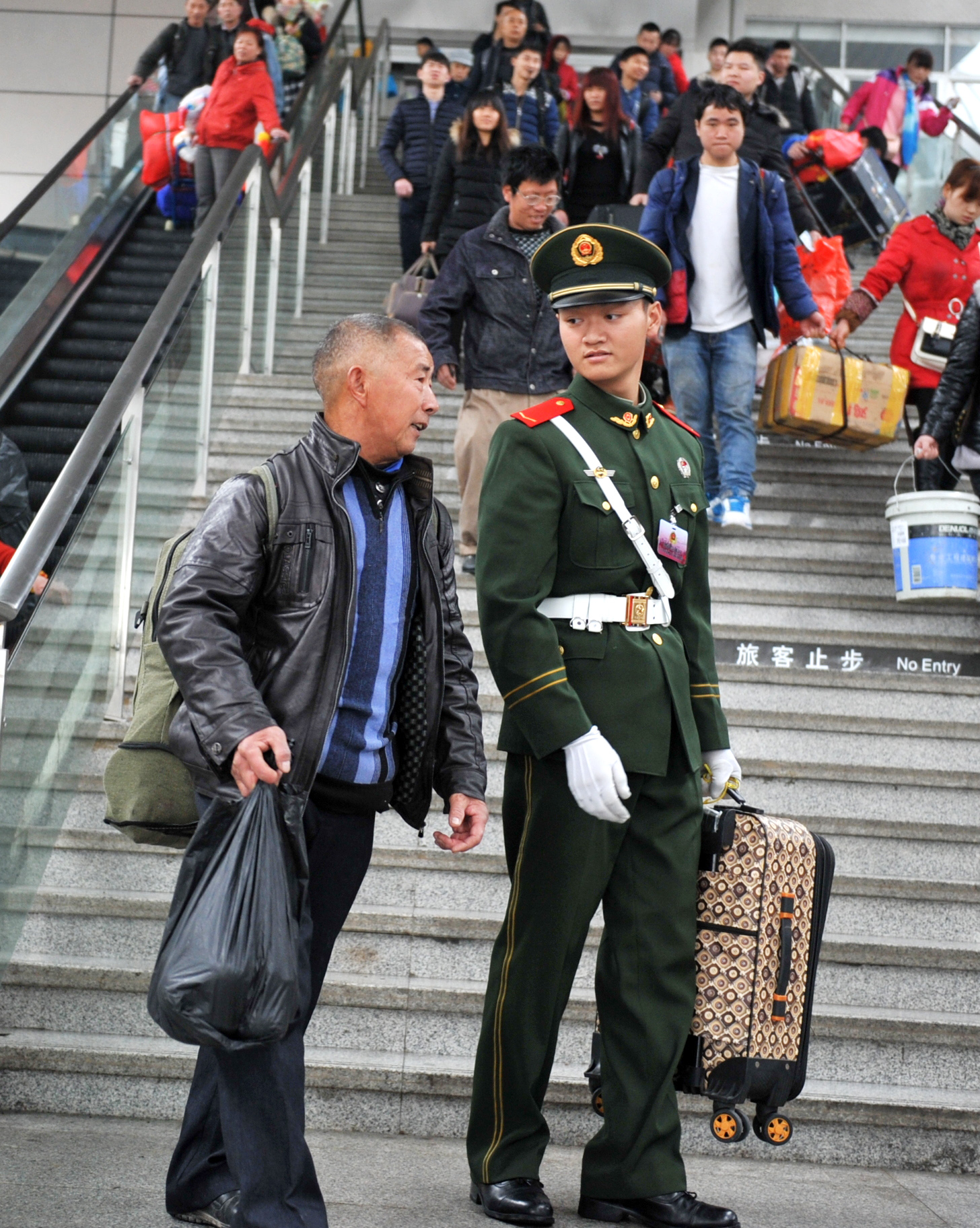 春运寒潮 福建武警官兵温暖旅客回家路(组图),