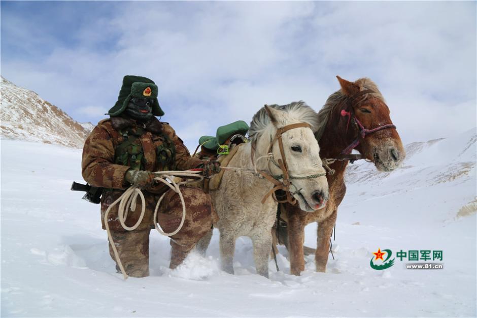 边防军人视频结婚现场,军人大雪天巡逻,新疆陆军边防部队,中国边防