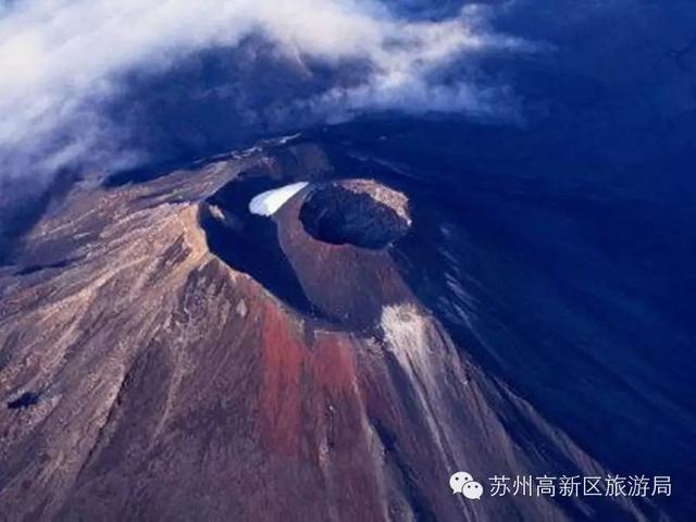 最壮观的是瑙鲁霍伊霍山,顶部是直径400米的火山口,山上烟雾腾腾,常年