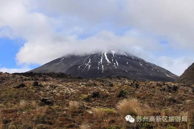 最壮观的是瑙鲁霍伊霍山,顶部是直径400米的火山口,山上烟雾腾腾,常年