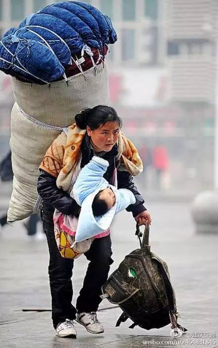 女子本弱,为母则强.归途中,那些生怕风雪冻坏孩子的妈妈