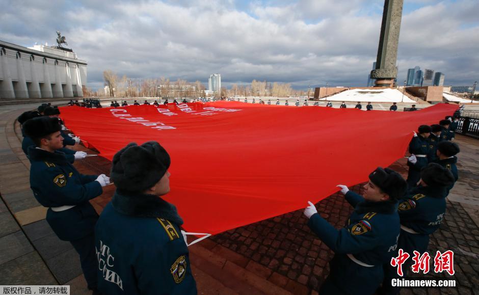 俄罗斯警官举巨大"苏联胜利旗 准备纪念二战胜利日(组图)