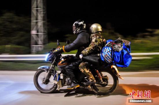 男子骑摩托跋涉3400公里安全返乡:路上好人多