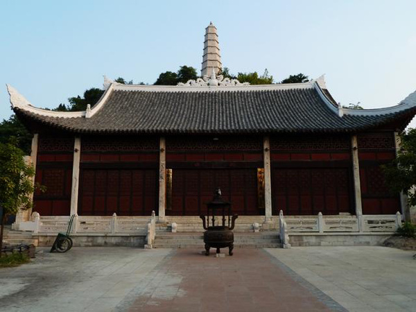 坐落在安顺城区西南隅西秀山下,始建于1274年,是安顺城建城前三大元代