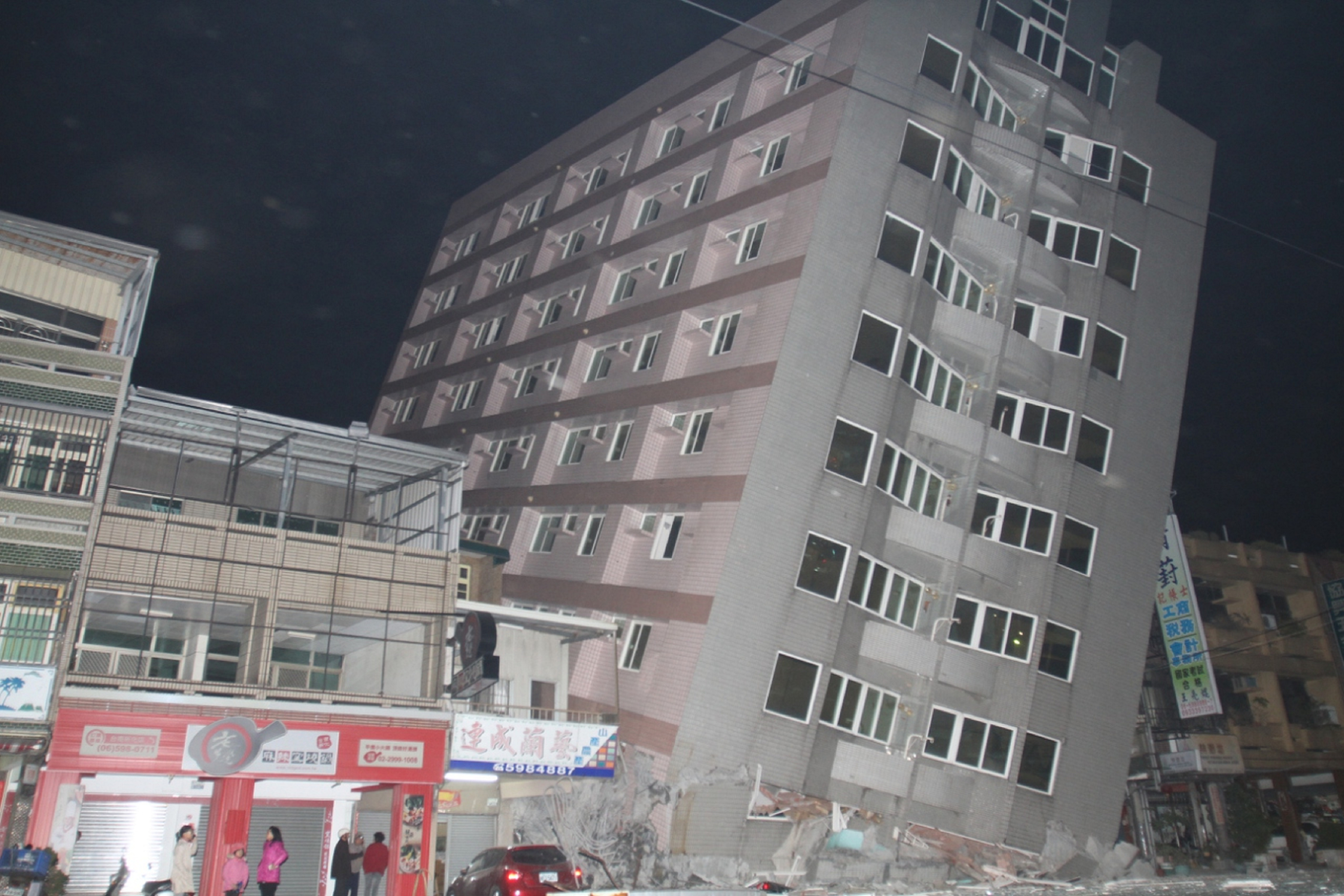 台湾花莲强震，饭店塌陷地下，三楼变一楼！_凤凰网