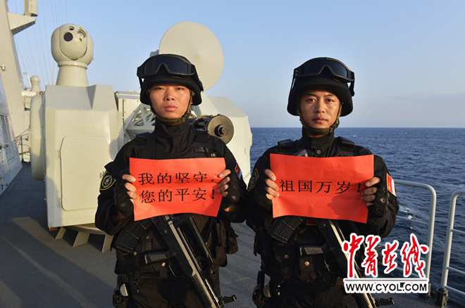 中青在线2月6日亚丁湾电(张海龙 彭海 黄亮)海军第二十二批护航编队祝祖国人民新春快乐、万事如意!春节前夕,正在亚丁湾执行护航任务的海军第二十二批护航编队全体官兵,通过各种形式向全国人民拜年,向亲朋好友拜年。 笔者在大庆舰看到,信号兵挂出表示感谢亲人关怀和支持和为人民服务的旗组,官兵们衣着整齐,列队在军舰的舰艏甲板上,手持海军576编队向祖国人民拜年的横幅,通过随舰采访的广播、电视、报纸、网络等媒体向全国人民拜年,发自肺腑的声声祝福回荡在海天之间。 活动现场,护航官兵对着随舰记者