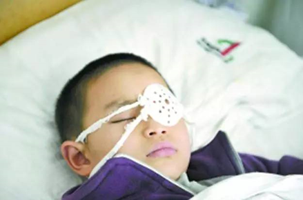 医院的诊断结论是:孩子的眼睛为黄斑病变性失明,病因是受到了强光的