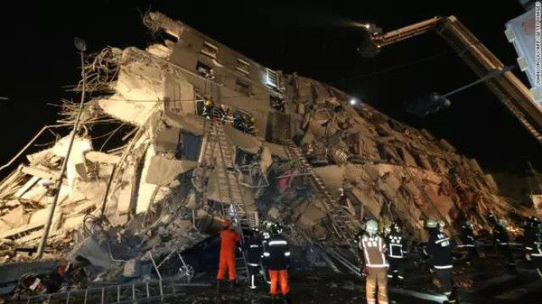 台湾发生6.7级大地震,17层大楼拦腰折断