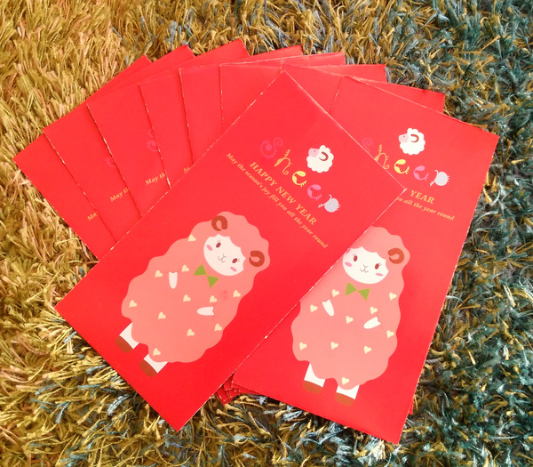 准备】12个红包 1个订书器 若干订书钉 【制作步骤】 ①如下图折痕,折