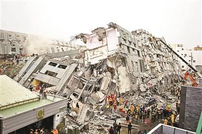 台湾地震致大楼倒塌成两截 被质疑早有