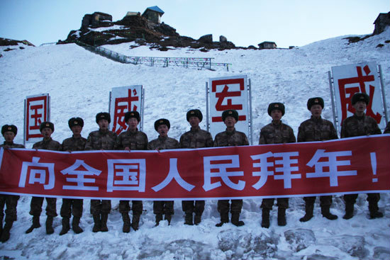 西藏哨所官兵向全国人民拜年 雪地里拉横幅