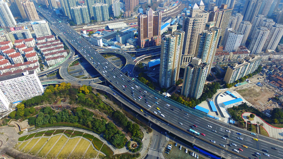 航拍上海除夕当日路况 交通井然 车流明显减小(组图)