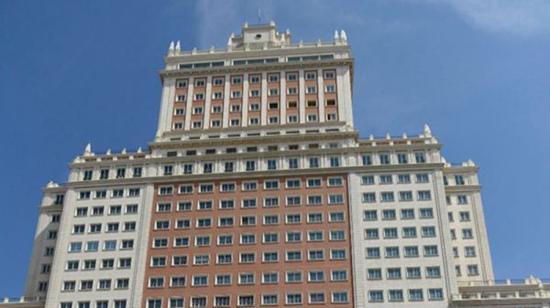 资料图片：图为万达集团在西班牙收购的马德里西班牙大厦。（图片来源于网络）
