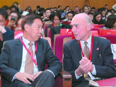郝林海主席与奥贝尔·德维兰先生在会上交流对话