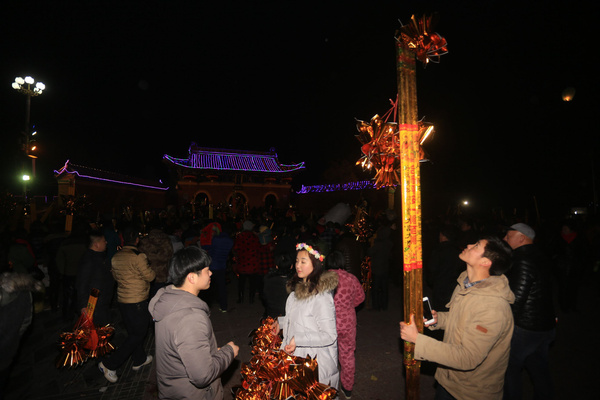 数万人河南太昊陵争烧新年头柱香