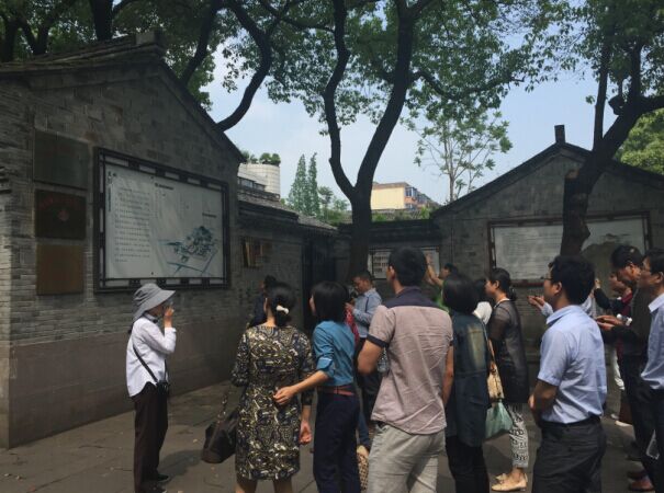 为探索党风廉政宣传教育的新途径,浙江宁波依托慈城千年古县衙,挖掘慈城古县衙的传统廉政文化资源,于2005年12月建成廉政主题文化园,起名为清风园。