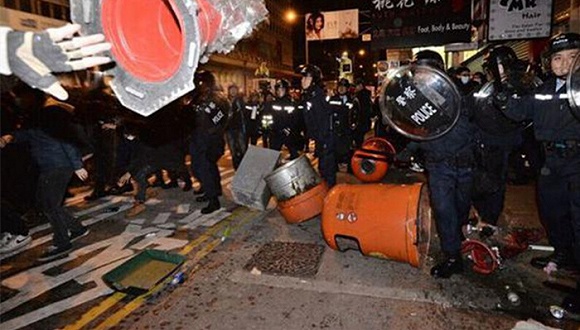 【组图】7香港旺角骚乱致44人受伤 香港警方强烈谴责