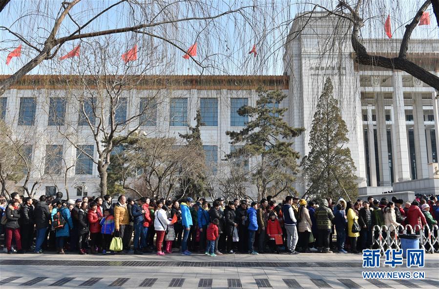 2月9日，准备进入国家博物馆参观的游客在馆外排队。