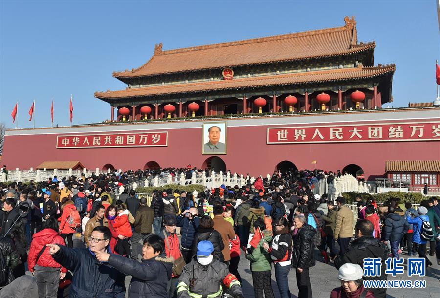 2月9日，准备进入国家博物馆参观的游客在馆外排队。