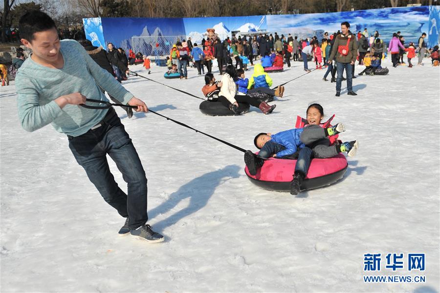 2月9日，准备进入国家博物馆参观的游客在馆外排队。