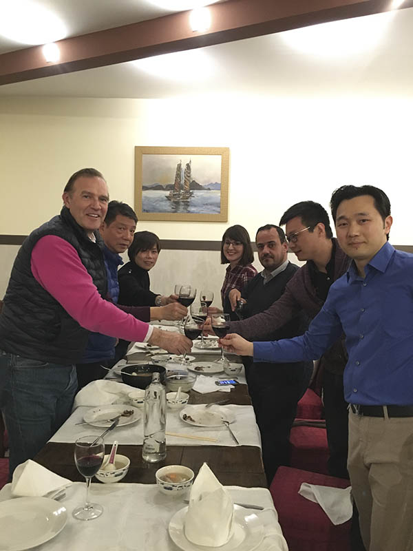 徐根宝和他的团队在中国城餐厅，度过了意义非常的一个生日。