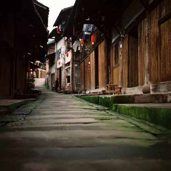 酒家,茶馆,货摊,商铺里人人忙碌,整条石街拥挤不堪.