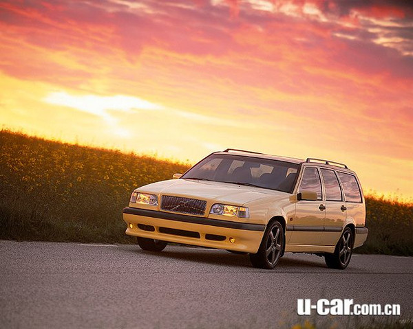 沃尔沃 850 t5 r是一辆拥有帅气外型的性能wagon.