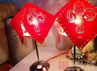 与悬挂在房间的吊顶灯不同,台灯的光线较为柔和,对于眼睛有很好的保护作用,因而备受大家的喜欢,不少人会在进入卧室之后,把卧室的灯关掉,打开床头的台灯<b