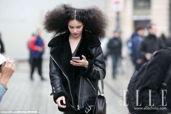 时尚功力深厚的Rihanna也经常穿着剪羊毛外套出通告、赶飞机,内搭往往是休闲的T恤或卫衣,其实御寒就是这么简单。