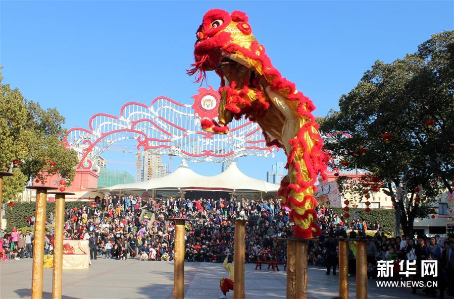 2月10日,在山东青岛藏马山度假区,民间艺人在表演杂技"顶缸".