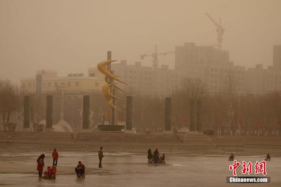 新疆吐鲁番盆地遭遇强沙尘袭击