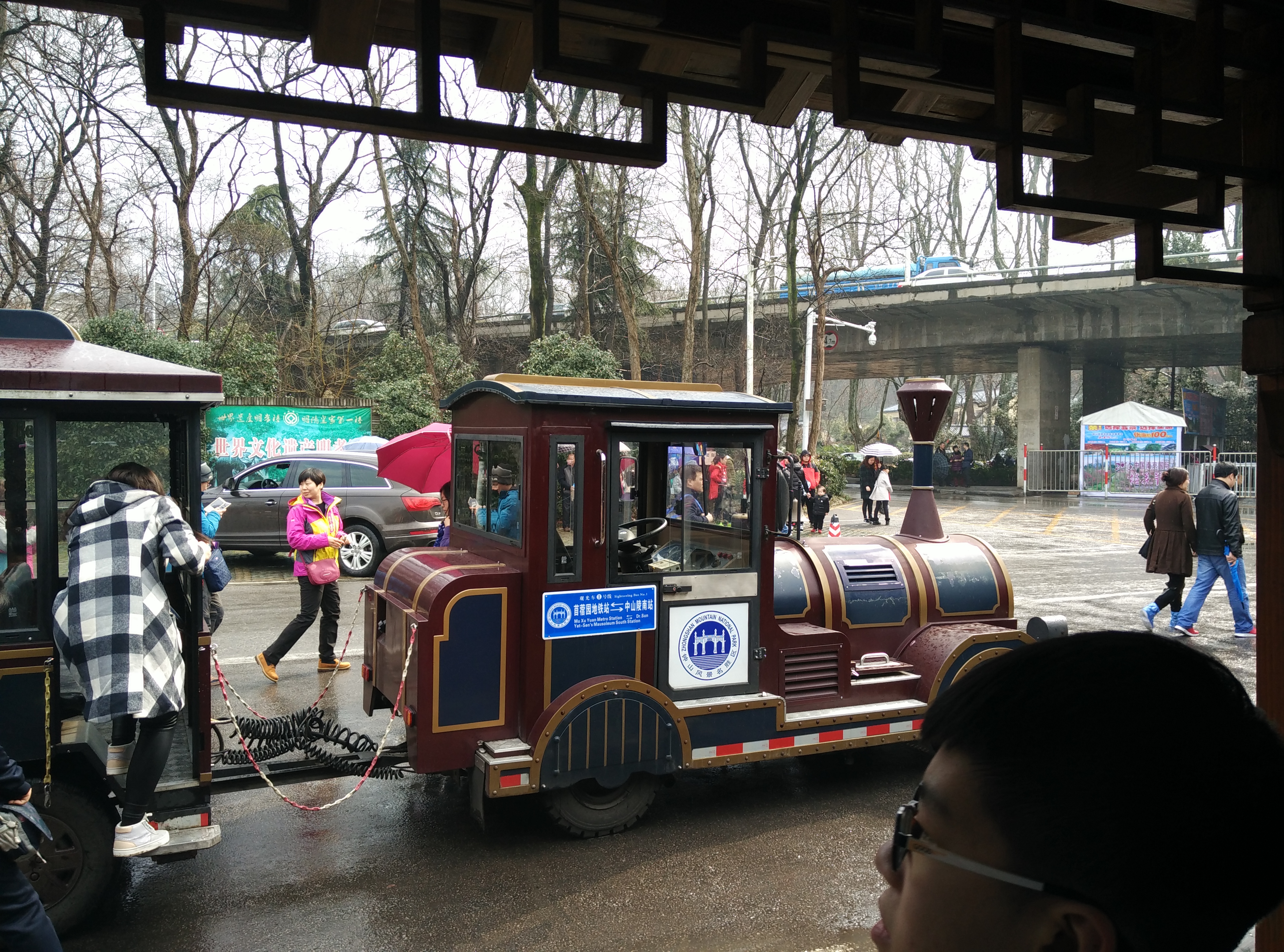 实时南京中山陵上山小火车