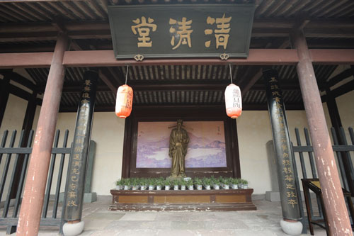 为探索党风廉政宣传教育的新途径,浙江宁波依托慈城千年古县衙,挖掘慈城古县衙的传统廉政文化资源,于2005年12月建成廉政主题文化园,起名为清风园。