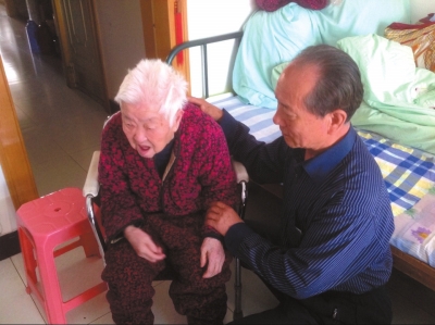 任全来照顾老人.