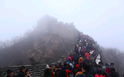 2016年2月11日，正月初四，雾霾中攀长城的游客。