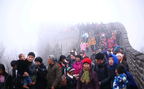 2016年2月11日，正月初四，雾霾中攀长城的游客。