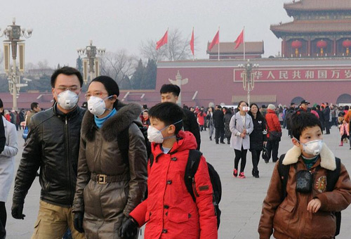 2016年2月11日，正月初四，北京迎重度污染天，游人戴口罩出行。