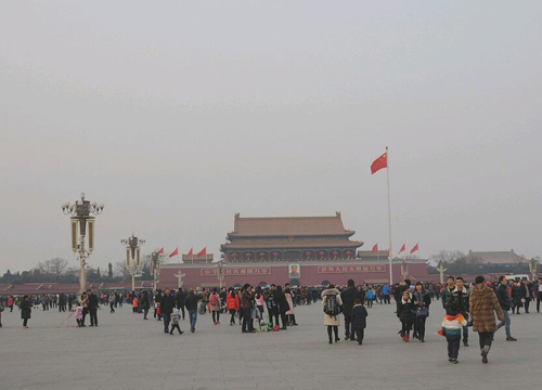 2016年2月11日，正月初四，北京迎重度污染天，天安门广场能见度低。