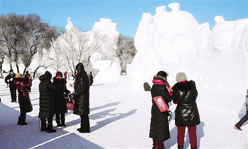 游客在吉林长春净月潭“净月雪世界”观赏雪雕。春节假日，游客在此赏冰玩雪度新春。经济日报记者 李己平摄