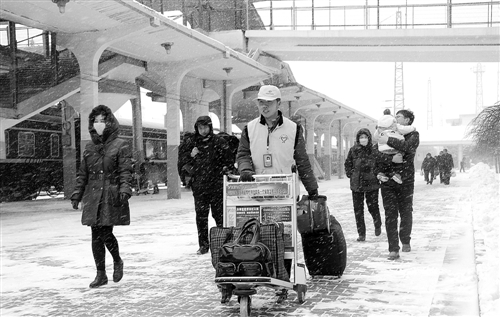 2月12日凌晨，内蒙古乌海地区迎来大范围降雪。为确保旅客出行安全，呼和浩特铁路局迅速启动降雪天气铁路运输应急预案。图为乌海车务段青年志愿者帮助重点旅客出站。（经济日报记者 陈 力 通讯员 李红红 摄影报道）