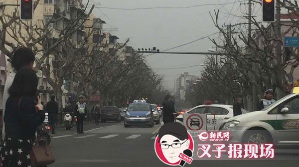 图说：交警对事发地点旁的路段实施了临时交通管制。新民晚报新民网萧君玮 摄