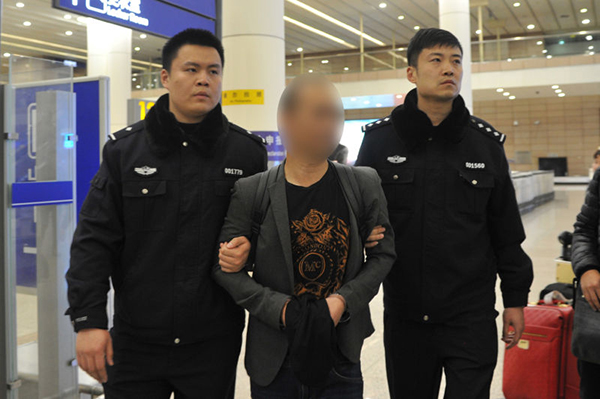 因涉嫌诈骗被上海警方押解回国的犯罪嫌疑人