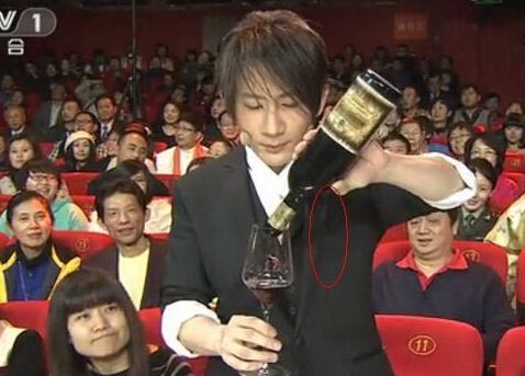 刘谦变酒瓶魔术时漏酒穿帮刘谦2013春晚上的魔术表演是当晚的一个高潮,神奇的表演再次让观众叹为观止。但是和以前一样,魔术表演后不久,就有好事网友揭秘刘谦的魔术,并截下了刘谦穿帮的镜头。在正常情况下,玻璃杯穿酒瓶是不可能的<b
