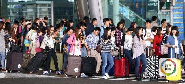 法新社认为,中国的春节出现“春运潮”和“旅游潮”两大趋势,体现了不同的观点。