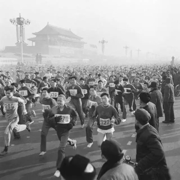 1960年1月30日,一年一度的北京春节环城赛跑从天安门广场开始.