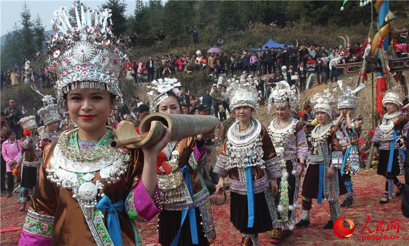 2月13日,在广西融水苗族自治县安太乡的培地苗寨,两名苗妹在跳芦笙舞