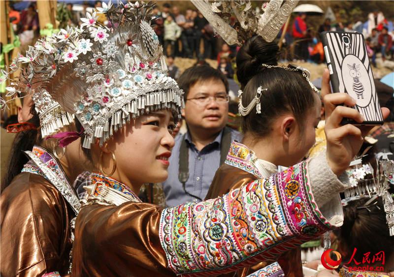 广西融水苗寨:传统坡会闹新春(组图)人民网2月14日电2月13日,在广西